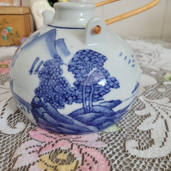 Vintage Blue and White Tea Pot with bamboo Handle Asian Theme - Picture 4 of 13